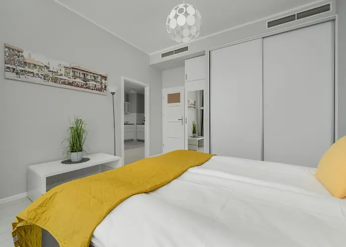 Wroclaw Center Apartment Close To The Market And Park With Parking & Air Conditioning By Renters Prestige