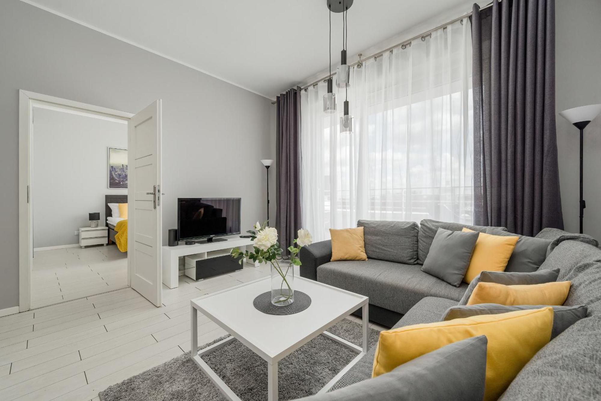 Apartment Center Close To The Market And Park With Parking & Air Conditioning By Renters Prestige *